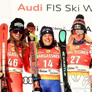 11.01.2025 - ST. ANTON - ÖSTERREICH: (v.l.) Malorie Blanc (2. Platz/SUI), Federica Brignone (1. Platz/ITA) und Ester Ledecka (3.Platz/CZE) auf dem Podest während der Siegerehrung im Rahmen der Abfahrt des Ski alpin Frauen-Weltcups in St. Anton am Samstag 11. Jänner 2025. - FOTO: APA/BARBARA GINDL SKI ALPIN FRAUEN WELTCUP: ABFAHRT - BLANC (SUI) / BRIGNONE (ITA) / LEDECKA (CZE)