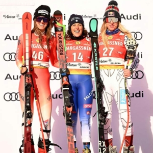 11.01.2025 - ST. ANTON - ÖSTERREICH: (v.l.) Malorie Blanc (2. Platz/SUI), Federica Brignone (1. Platz/ITA) und Ester Ledecka (3.Platz/CZE) auf dem Podest während der Siegerehrung im Rahmen der Abfahrt des Ski alpin Frauen-Weltcups in St. Anton am Samstag 11. Jänner 2025. - FOTO: APA/BARBARA GINDL SKI ALPIN FRAUEN WELTCUP: ABFAHRT - BLANC (SUI) / BRIGNONE (ITA) / LEDECKA (CZE)